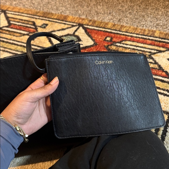 Calvin Klein Elegant Black Shoulder Bag - Picture 3 of 4